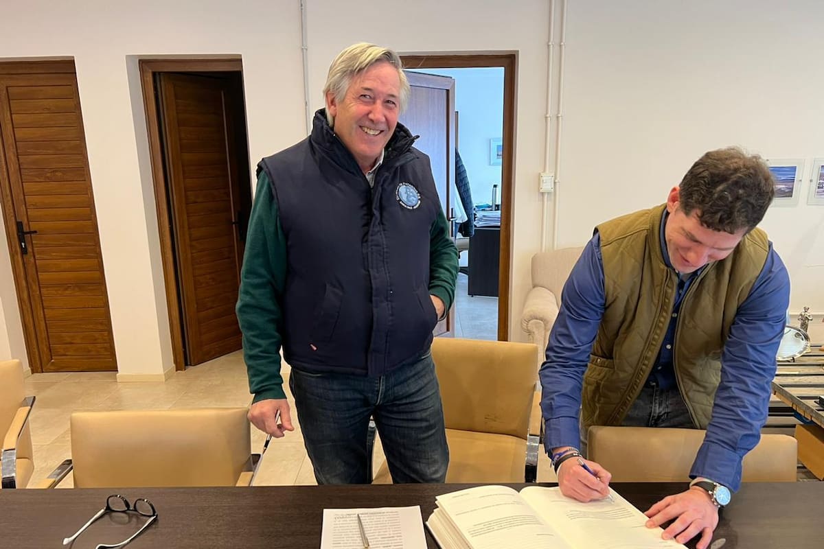 Agustín Dranovsky, CEO de Compañía de Tierras Sud Argentino, firma la fusión de empresas y el ingreso como socio accionista ante la mirada del presidente de Estancias de la Patagonia, Álvaro Sánchez Noya