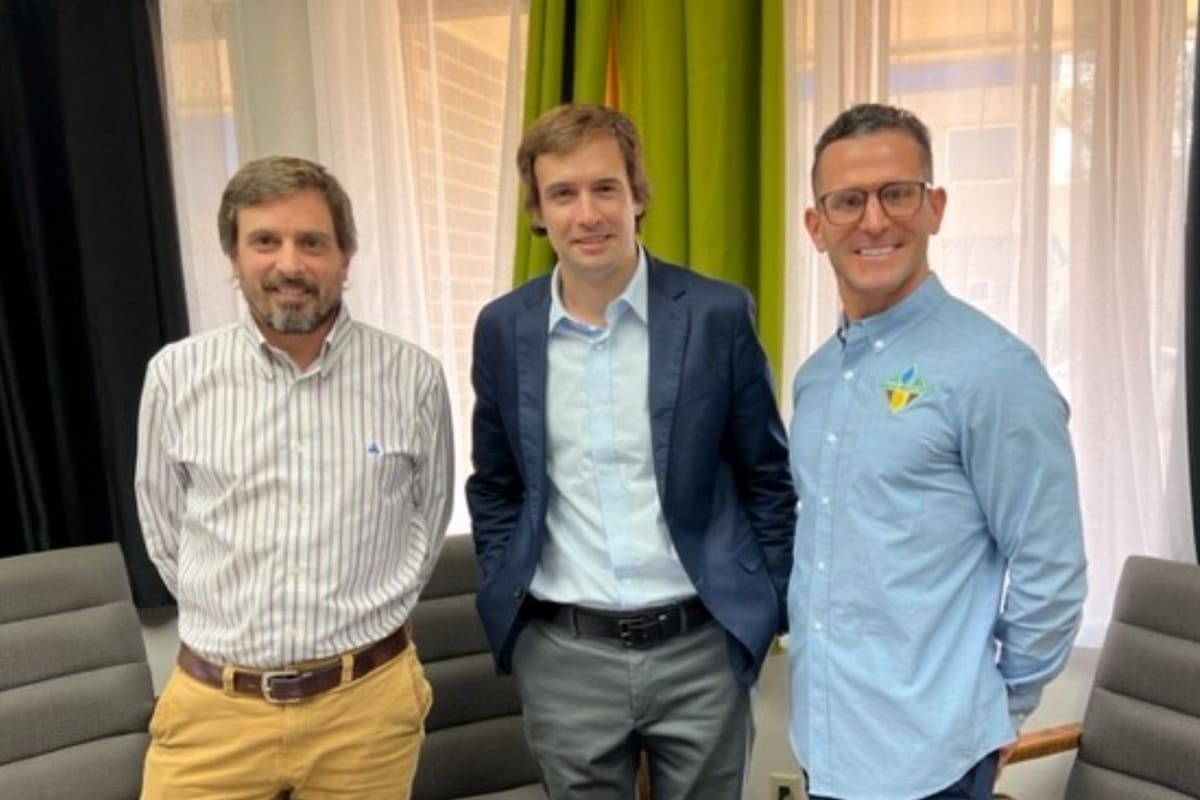 Agustín Espinosa, US Seed Business Manager; Juan Cruz Lizarralde, CEO da Agrality y; Adam Monke, presidente da Nebraska Irrigated Seeds