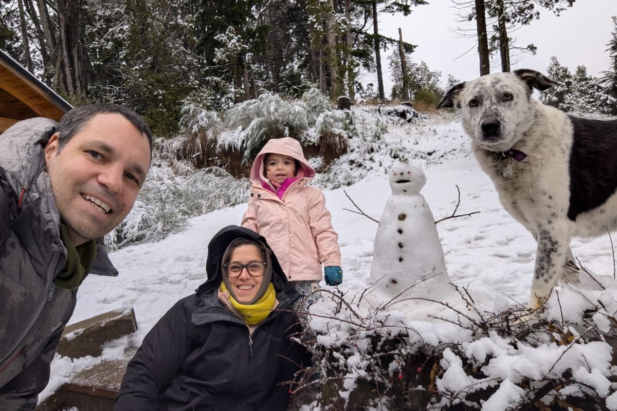 Agustín, Eugenia y Fidelina disfrutando de la nieve en familia.