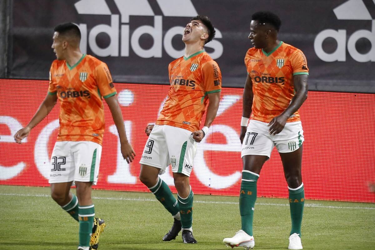 Agustin Fontana (9) festeja el primer gol de Banfield.