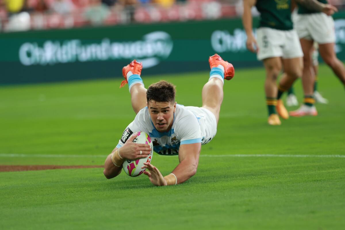 Agustín Fraga se lanza al try, en el partido que los Pumas 7s perdieron ante Sudáfrica. Luego vencieron a Gran Bretaña y avanzaron a las semifinales en Singapur
