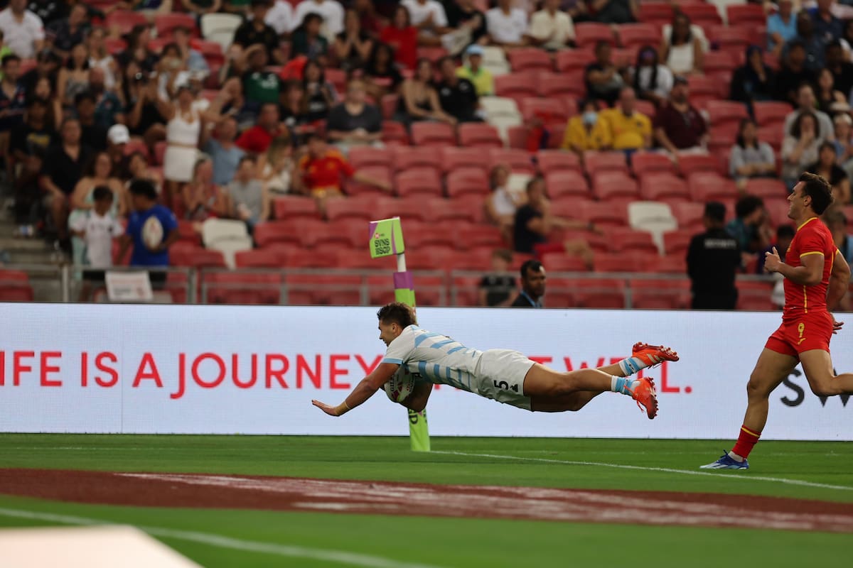 Agustín Fraga vuela para el try ante España, en el partido por el tercer puesto en el seven de Singapur