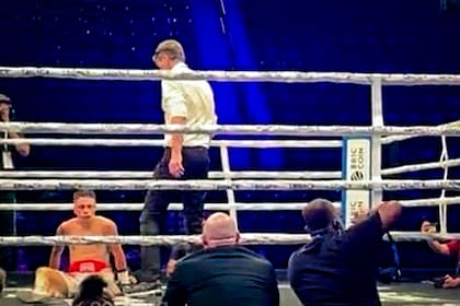 Agustín Gauto, sentado en el piso y derrotado por el filipino Miel Fajardo en Dubai