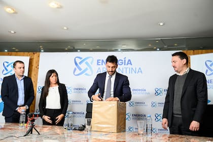 Agustín Gerez en la apertura de los sobres de la licitación para la construcción del gasoducto Néstor Kirchner, con la presencia Federico Basualdo, por entonces subsecretario de Energía Eléctrica