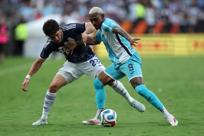 Agustín Giay contra Joseph Rosales, disputan la pelota