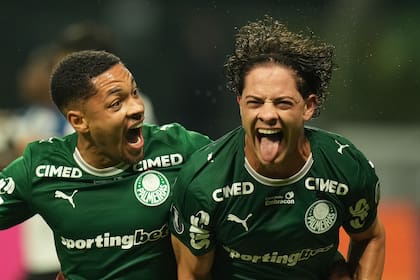Agustin Giay, de Palmeiras, festeja con su compañero Vitor Roque, tras anotar ante Liga Deportiva Universitaria de Quito