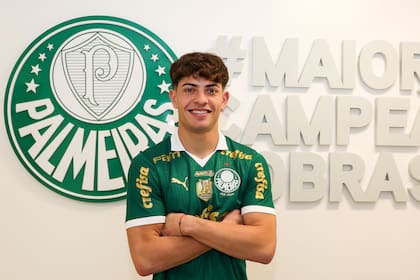 Agustín Giay, ex lateral derecho de San Lorenzo, fue presentado este viernes como refuerzo de Palmeiras, de Brasil, donde firmó un contrato hasta 2029