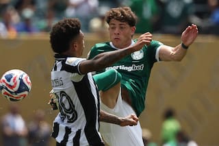 El argentino que hace escuela "barrenando" en Brasil, salvó un gol de chilena y se destaca en el Mundial
