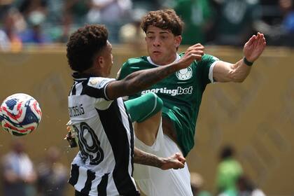 Agustín Giay, lateral derecho de Palmeiras, marca con vehemencia a Igor Jesus, delantero de Botafogo, en el Mundial de Clubes; el exSan Lorenzo se ganó un lugar después de un tiempo de adaptación
