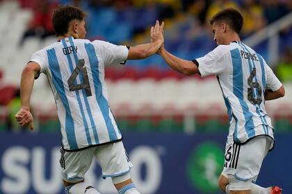 Agustín Giay salud a Máximo Perrone, el autor del gol del sub 20 argentino contra Paraguay en la derrota inicial en el Sudamericano de Colombia; después del torneo, el ya ex mediocampista de Vélez se incorporará a Manchester City.
