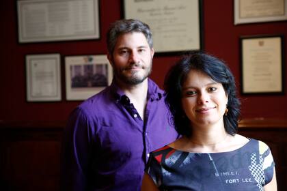 Agustín Ibañez y Margherita Melloni, coautores del trabajo sobre bases cerebrales de la negociación