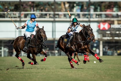 Agustin Imaz ataca y deja atrás a Alice Coria; hubo una muy buena cantidad de público en la cancha 2 del Campo Argentino de Polo.