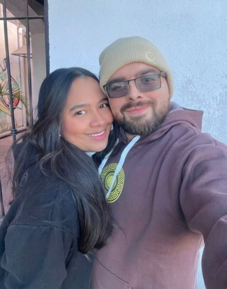 Agustín junto a Daniela, su pareja, cuyo apoyo incondicional fue clave para su recuperación.