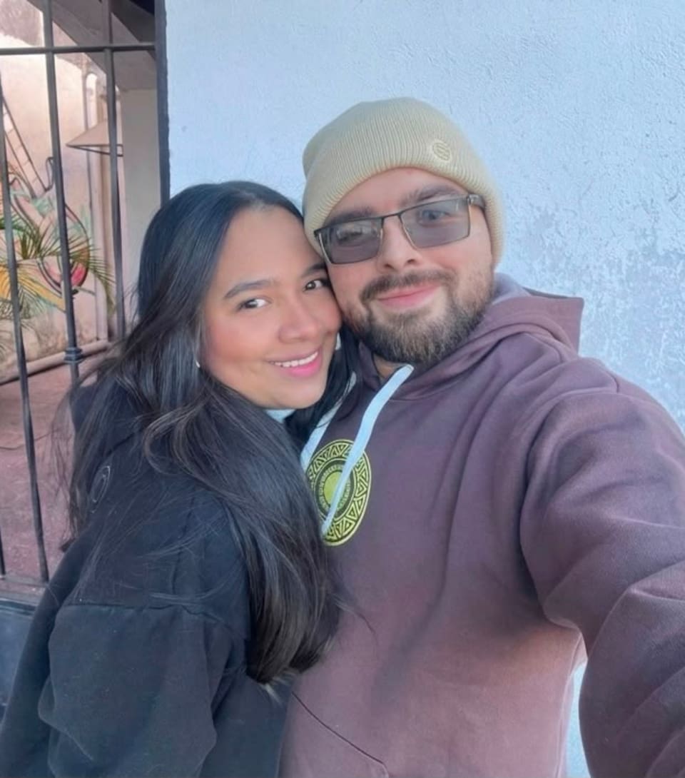 Agustín junto a Daniela, su pareja, cuyo apoyo incondicional fue clave para su recuperación.