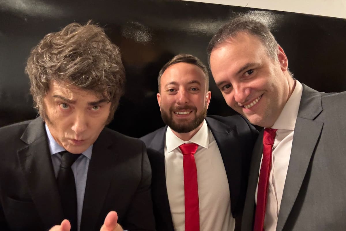 Agustín Laje, en el centro, junto a Javier Milei y Manuel Adorni
