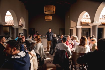 Agustín Lanus suele dirigir degustaciones y algunos eventos especiales en Bad Brothers