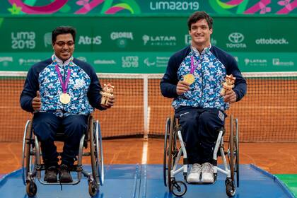 Agustín Ledesma y Gustavo Fernández, luciendo las medallas de oro que lograron en dobles de tenis adaptado, en los Parapanamericanos de Lima