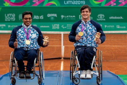 Agustín Ledesma y Gustavo Fernández, luciendo las medallas de oro que lograron en dobles de tenis adaptado, en los Parapanamericanos de Lima