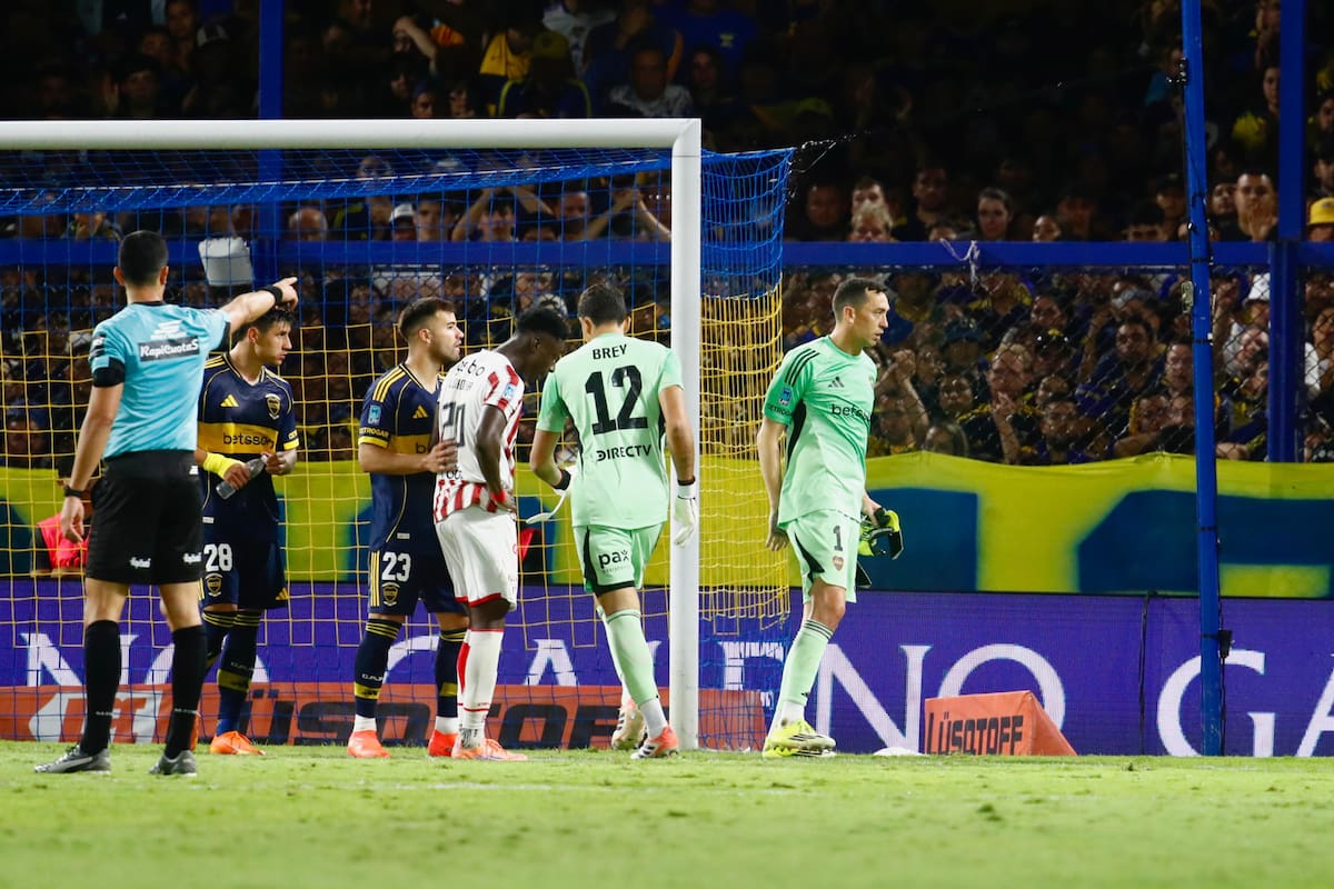 Agustín Marchesin dejó la cancha a los 45 minutos del complemento: según Claudio Ubeda, “se le abrió un poco el aductor”.