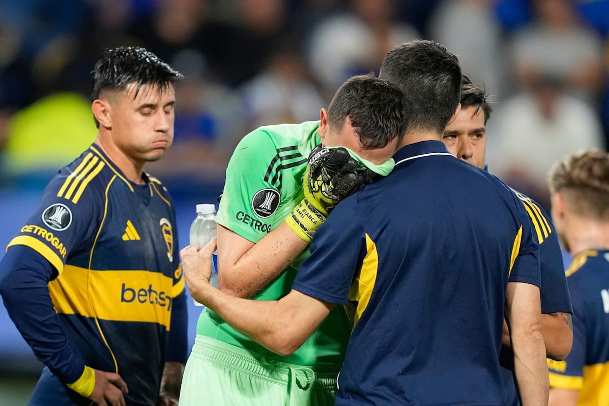 Agustín Marchesin dejó la cancha a los nueve minutos del primer tiempo ante Barcelonam, de Guayaquil: al subirse a la camilla, ya intuía la gravedad de la lesión.
