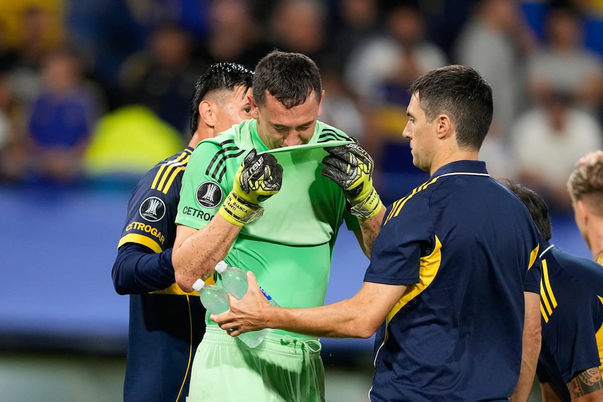 Agustin Marchesin, desconsolado por una lesión que parece importante; el arquero de Boca fue consolado por sus compañeros y el cuerpo médico.