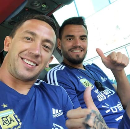 Agustín Marchesín junto a Sergio Romero en la selección Argentina. Ahora volverán a ser compañeros.