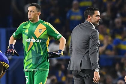 Agustín Marchesin y Fernando Gago, antes de los penales entre Boca y Alianza Lima, que determinaron la derrota y eliminación xeneize