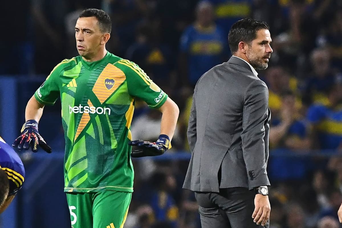 Agustín Marchesin y Fernando Gago durante el partido por Copa Libertadores 2025 que disputaron Boca Juniors y Alianza Lima