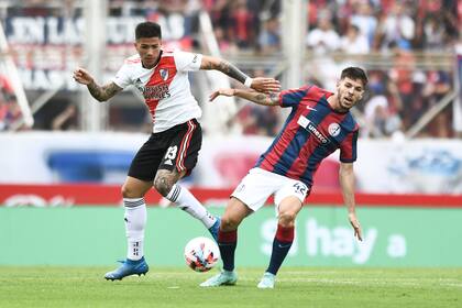 Agustín Martegani, jugando con la camiseta de San Lorenzo, ante Enzo Fernández (River), por la Copa de la Liga 2022