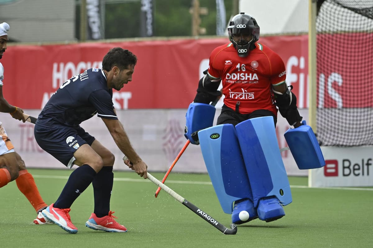 Agustín Mazzilli (con la bocha) es uno de los dos campeones olímpicos de Río de Janeiro 2016 que siguen en Los Leones