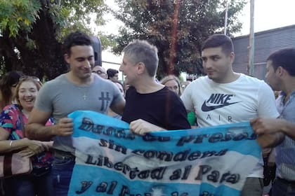 Agustín Medina, hijo del sindicalista detenido Juan Pablo "Pata" Medina, recibió el saludo de Amado Boudou durante un acto del PJ de Berisso