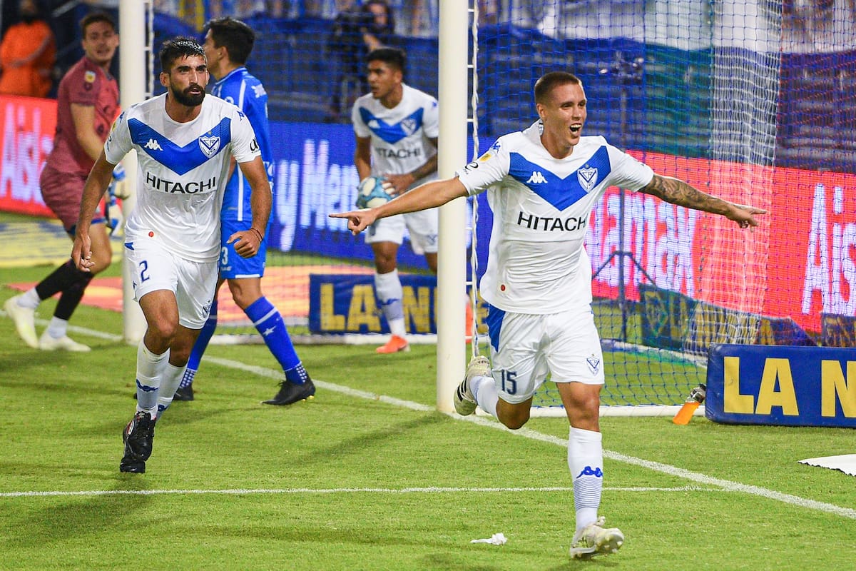 Agustín Mulet festeja su gol durante el partido que disputan Vélez Sarsfield y Godoy Cruz.