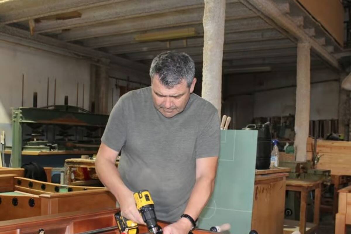 Agustín Navarro, fabricante de metegoles de Valencia, que tuvo a Messi como cliente, cerrará el negocio por la DANA