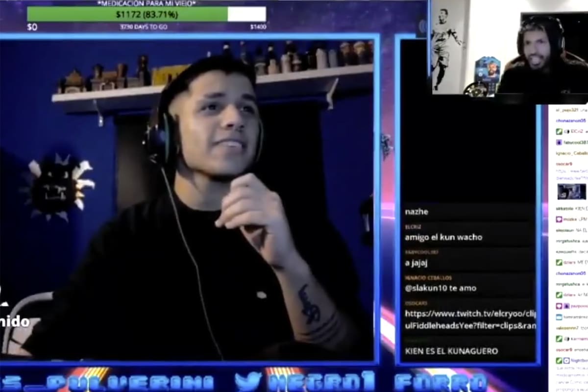 Agustín no lo puede creer: está hablando con el Kun Agüero (en el extremo superior derecho)