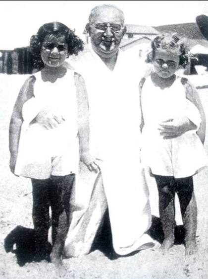 Agustín P. Justo con sus dos nietas en el Ocean Club, en 1935