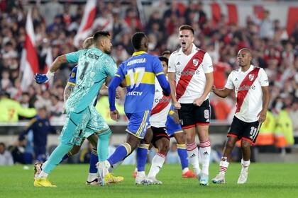 Agustín Palavecino grita el gol ante los jugadores de Boca; Romero, primero y Advíncula, más tarde, van a su encuentro