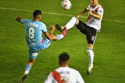 Agustín Palavecino (River) y Jesús Soraire (Arsenal) disputan la pelota en Sarandí. Terminaron 0-0.