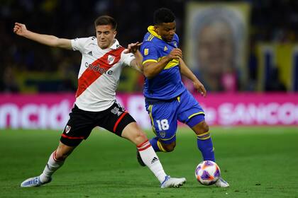 Agustín Palavecino y Frank Fabra disputan la pelota en el último duelo entre River y Boca: ganó el xeneize 1 a 0