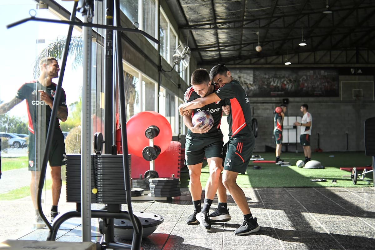 Agustín Palavecino y un momento de distensión en plena práctica con Pablo Solari; en un costado, Bruno Zuculini. Palavecino suma 99 partidos oficiales con la camiseta de River