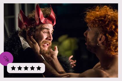 Agustín Pardella (izq.) es Eduardo II y Eddy García es su amado Gaveston, en la estupenda puesta dirigida por Alejandro Tantanian e inspirada en el texto clásico Eduardo II, de Christopher Marlowe, acerca del rey que lo perdió todo por defender su amor hacia otro hombre