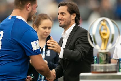 Agustín Pichot de World Rugby saluda a Alex Burin de Francia después de que Francia ganó la final del rugby del Campeonato Mundial Sub-20