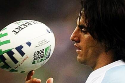 Agustín Pichot en Francia 2007, como mirando el isologo de International Rugby Board, antecesor del actual World Rugby.