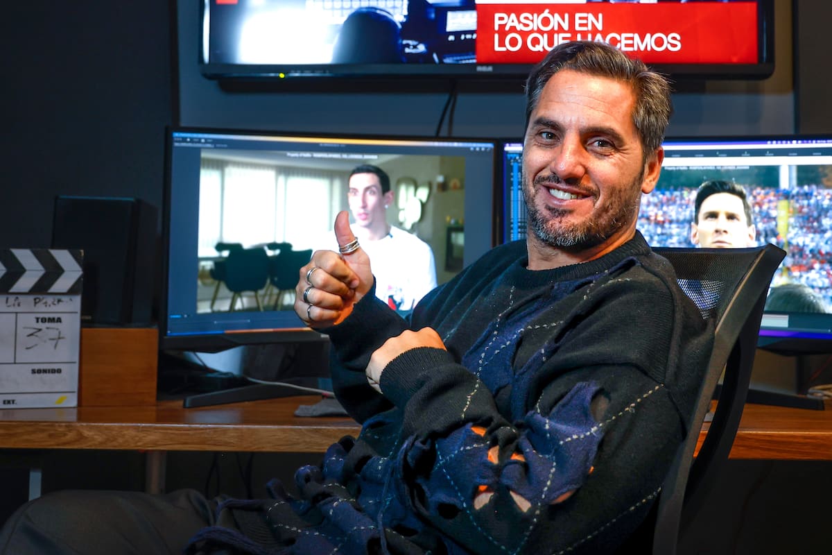 Agustìn Pichot en una isla de edición de su empresa, Pichot Entertainment Group Sociedad Anónima