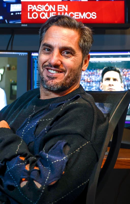 Agustìn Pichot en una isla de edición de su empresa, Pichot Entertainment Group Sociedad Anónima