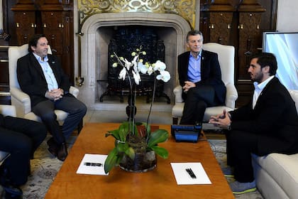 Agustín Pichot, reunido con Mauricio Macri en la Casa de Gobierno; el ex rugbier y el entonces presidente acordaron postular a Argentina para organizar la Copa del Mundo de 2027, pero los vaivenes económicos del país aventaron esa intención.