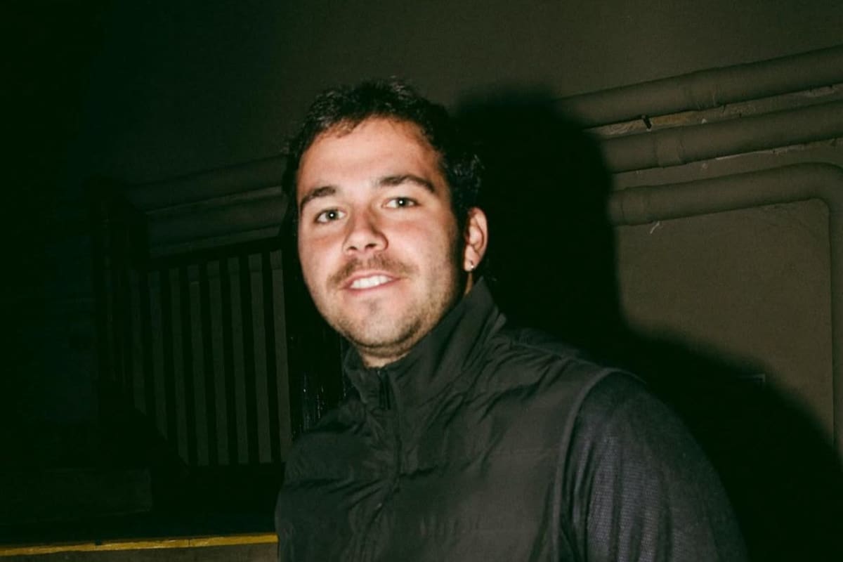 Agustín reparte su tiempo entre sus trabajos, su familia, su pareja y sus amigos (Foto: Instagram @agustinperez__)