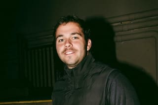 Es el hijo de uno de los humoristas más famosos del país y con 24 años encontró su camino en la movida nocturna