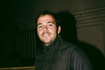 Agustín reparte su tiempo entre sus trabajos, su familia, su pareja y sus amigos (Foto: Instagram @agustinperez__)