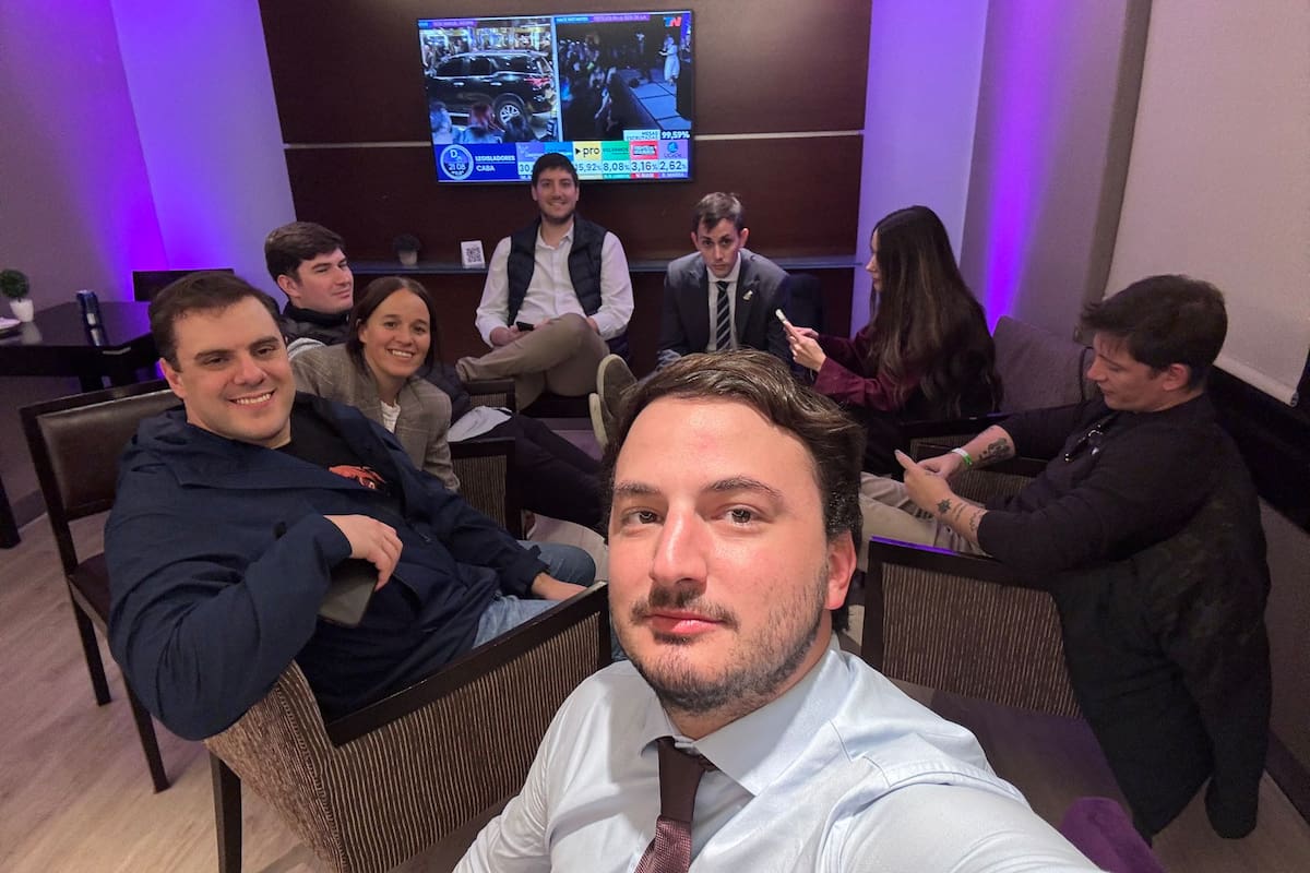 Agustín Romo, junto a Santiago Caputo, Daniel Parisini, alias "el Gordo Dan", Juan Pablo Carreira y Tomás Jurado, entre otros.