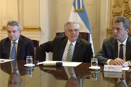 Agustín Rossi, Alberto Fernández y Sergio Massa, en reunión de Gabinete